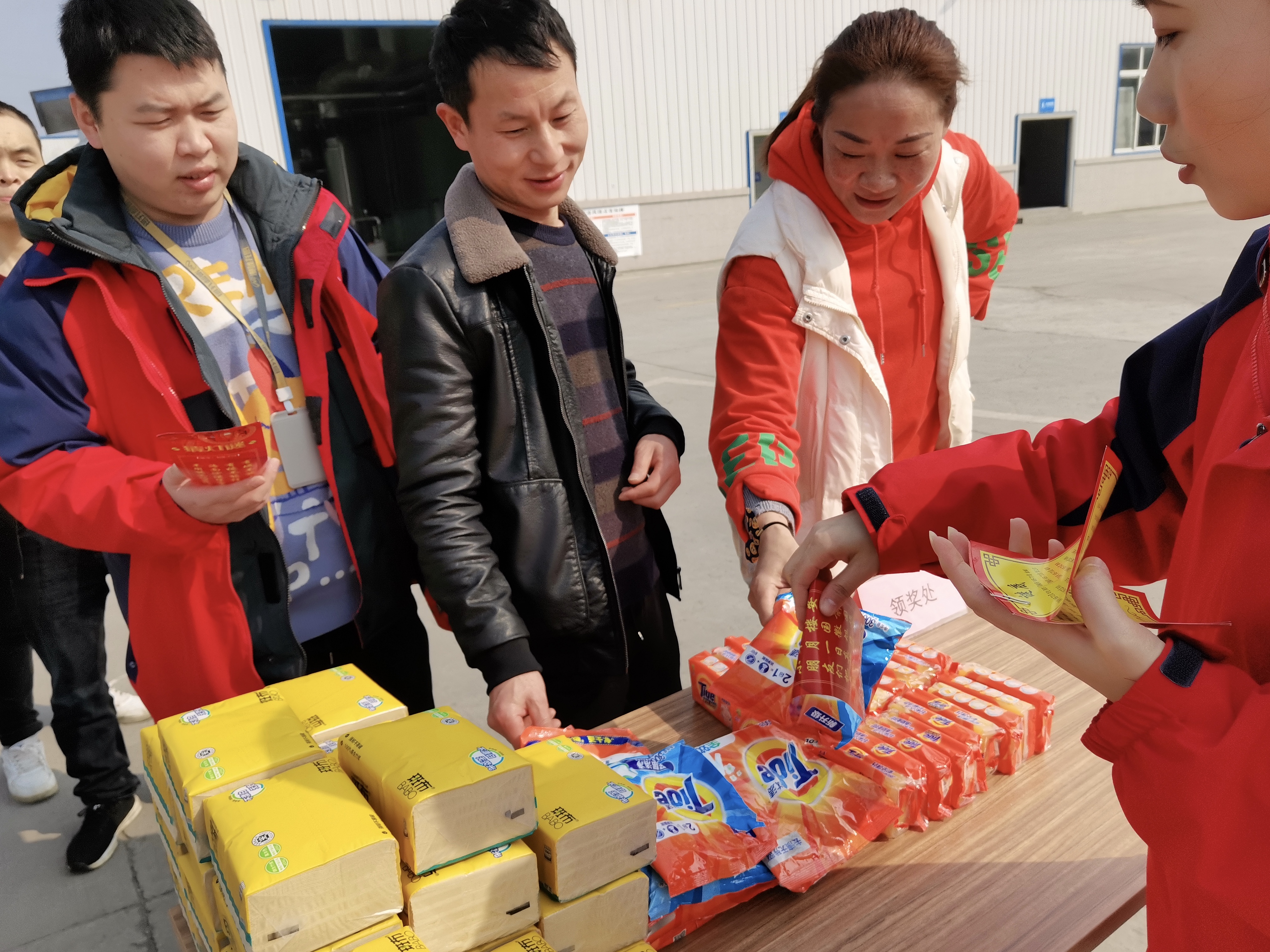 猜字谜闹元宵，，，，，，文化传承庆佳节